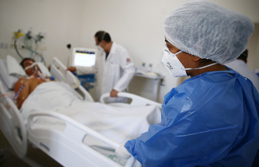 Equipo médico asiste a paciente Covid-19 en UCI de hospital de Sao Paulo