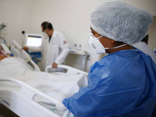 Equipo médico asiste a paciente Covid-19 en UCI de hospital de Sao Paulo