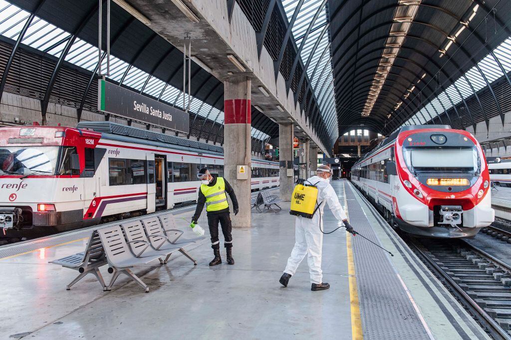 Efectivos militares sanitizan una estación de trenes en la ciudad de Sevilla