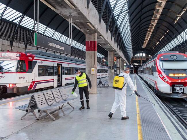 Efectivos militares sanitizan una estación de trenes en la ciudad de Sevilla