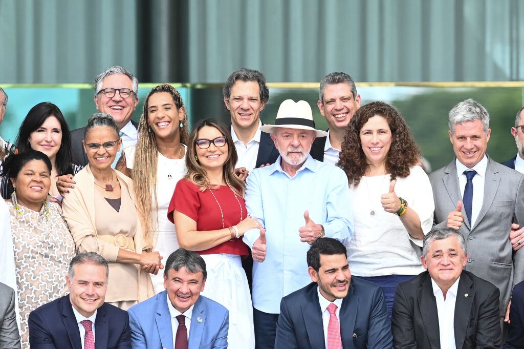 El presidente de Brasil, Lula da Silva, saluda junto a su gabinete tras una cita ministerial en el Palacio de Alvorada en la ciudad de Brasilia