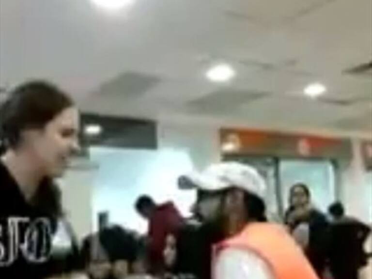 ¿Será verdad la pelea a gritos entre una mujer y un recolector de basura en el banco?