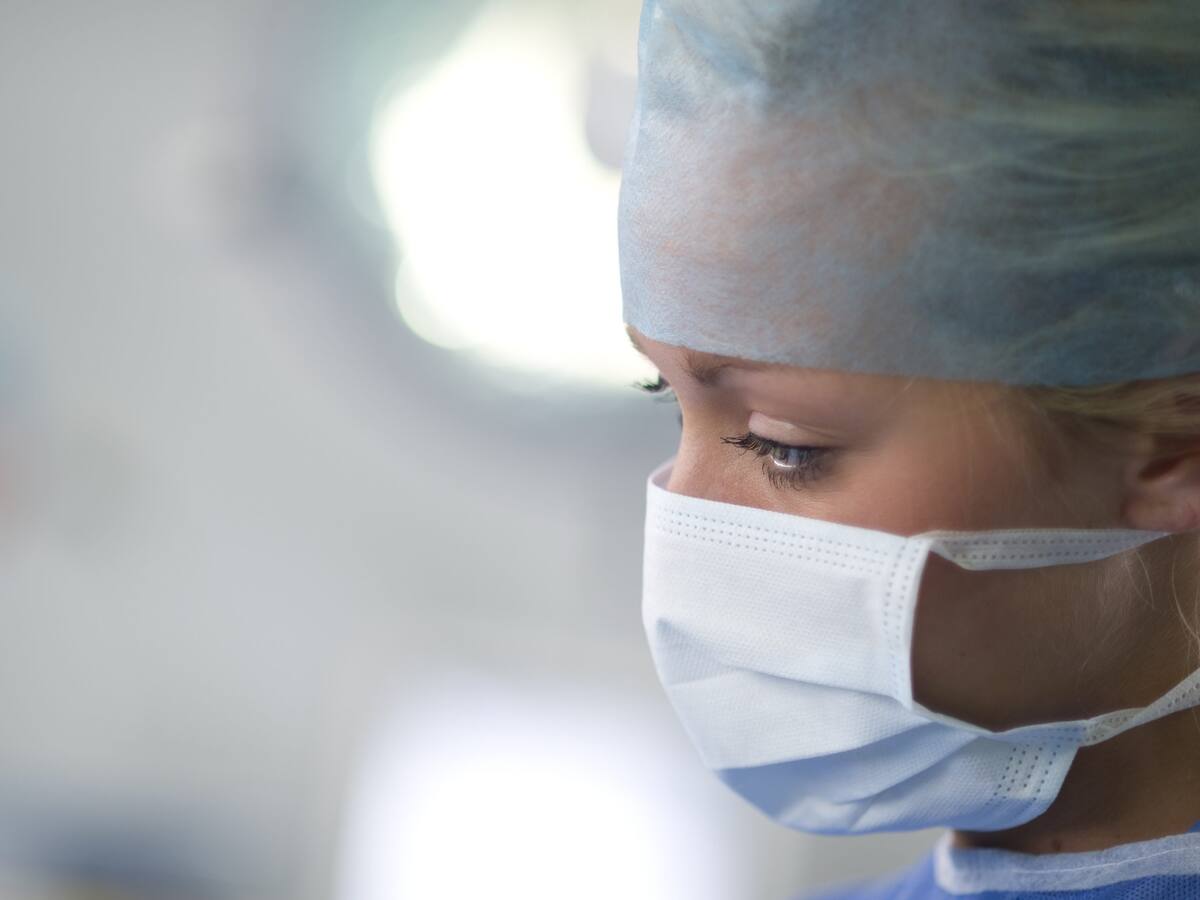 Autoridades británicas indicaron que el 33% del personal de salud se encuentra contagiado por coronavirus
