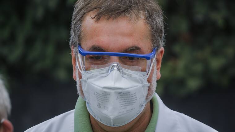 6 de diciembre del 2020/SANTIAGOEl vicepresidente del Colegio Médico, Doctor Patricio Meza durante la revisión oftalmológica a niños, niñas y adolescentes de tres residencias familiares del Sename en Providencia, facilitando su acceso a una atención especializada y de calidad.
FOTO: SEBASTIAN BELTRAN GAETE/AGENCIAUNO