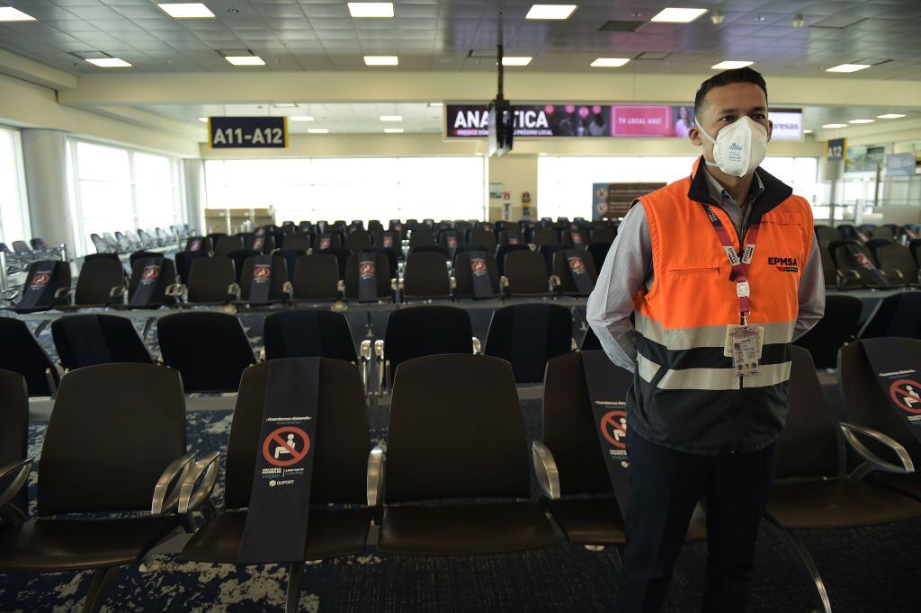 Medidas sanitarias en el aeropuerto de Quito