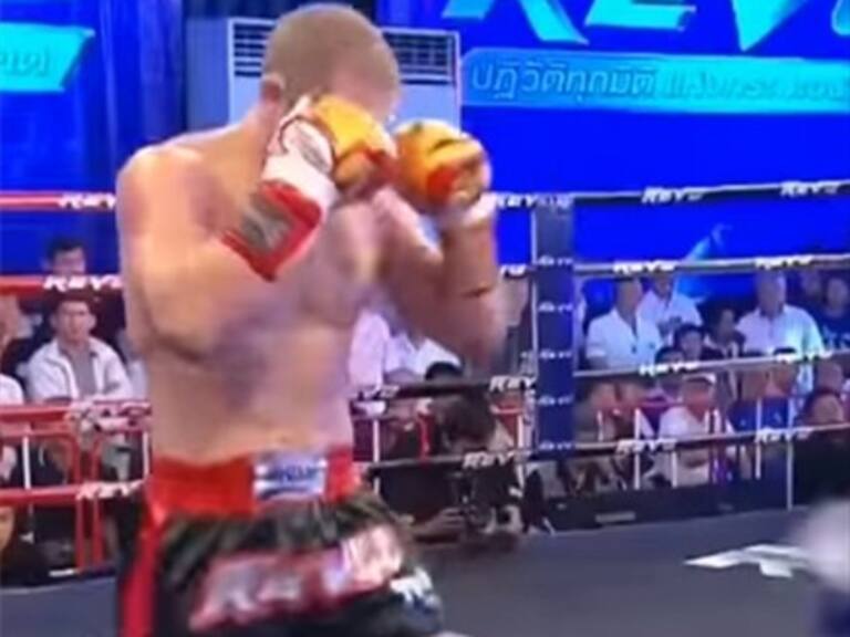 Luchador sorprende por sus increíbles reflejos al esquivar feroz patada