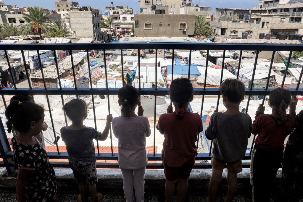 Unos niños observan en una escuela de la UNRWA que funciona como centro de refugiados en la Franja de Gaza en Palestina