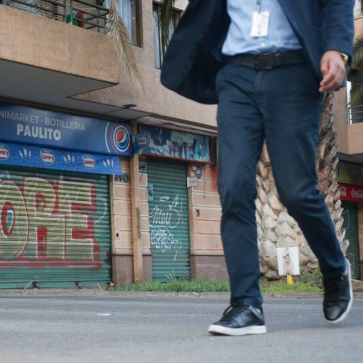 Robo con balacera en botillería de Santiago Centro: locatario había recibido mensajes extorsivos exigiendo millonarios pagos