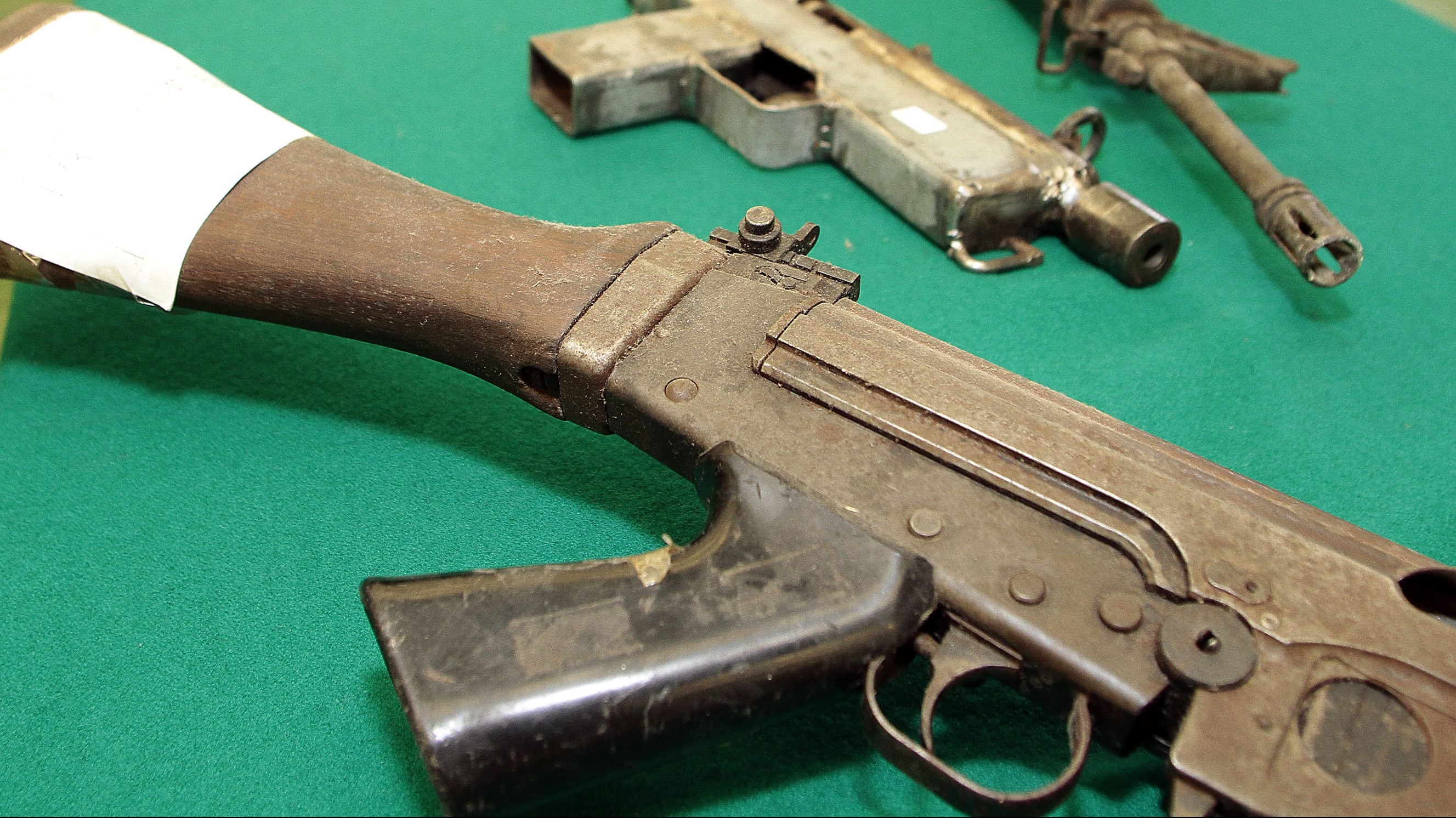 02 de Diciembre 2015/ CONCEPCIÓN.Un fusil FAL; una pistola Uzi -hechiza- y un fusil M-16 son las armas más llamativas mostradas por Carabineros que son parte de la campaña Entrega Tu Arma que impulsa el Ministerio del Interior y Carabineros, y busca incentivar a la ciudadanía a acudir a su cuartel policial más cercano y entregar cualquier arma, es decir, de cualquier tipo y/o procedencia, demanera totalmente anónima y sin exponerse a multas. La finalidad de esta iniciativa es sacar de circulación aquellas armas que puedan caer en manos de delincuentes y sean las utilizadas para cometer ilícitos. FOTO: VÍCTOR SALAZAR M. /AGENCIAUNO.