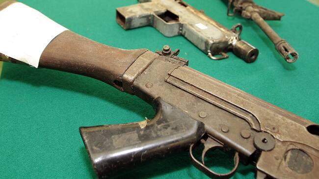 02 de Diciembre 2015/ CONCEPCIÓN.Un fusil FAL; una pistola Uzi -hechiza- y un fusil M-16 son las armas más llamativas mostradas por Carabineros que son parte de la campaña Entrega Tu Arma que impulsa el Ministerio del Interior y Carabineros, y busca incentivar a la ciudadanía a acudir a su cuartel policial más cercano y entregar cualquier arma, es decir, de cualquier tipo y/o procedencia, demanera totalmente anónima y sin exponerse a multas. La finalidad de esta iniciativa es sacar de circulación aquellas armas que puedan caer en manos de delincuentes y sean las utilizadas para cometer ilícitos. FOTO: VÍCTOR SALAZAR M. /AGENCIAUNO.