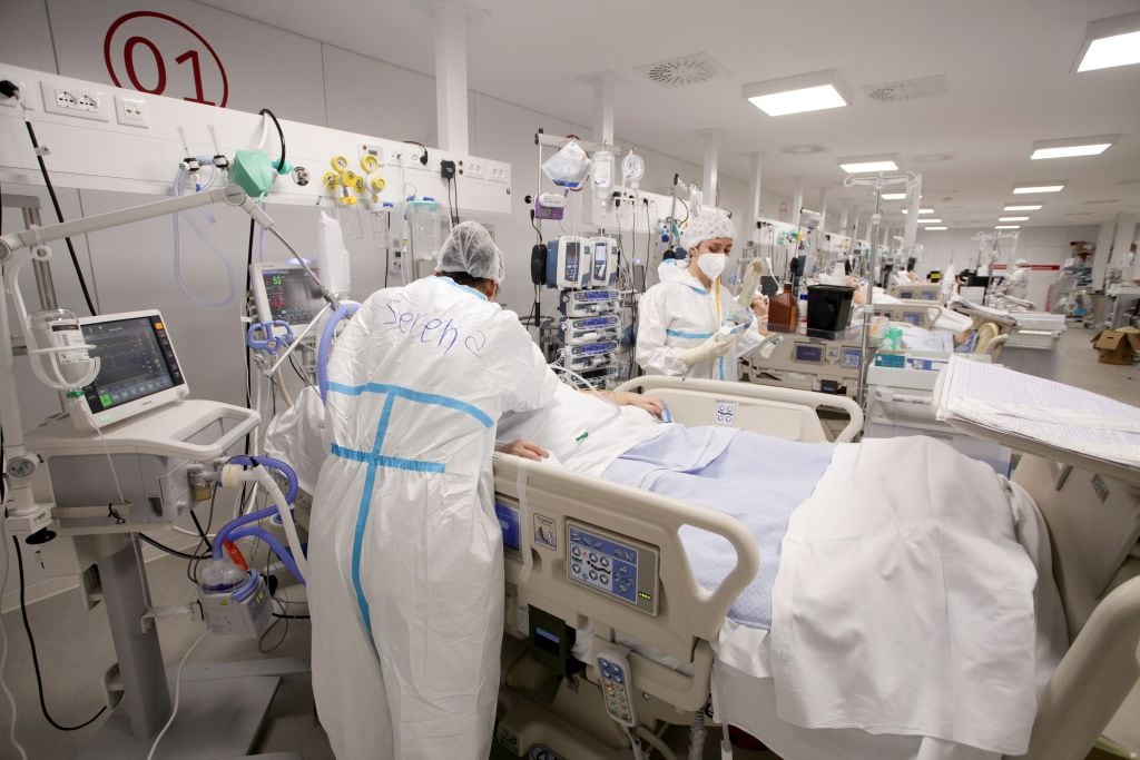 Equipo médico asiste a pacientes internados con covid-19 en un hospital de Bari