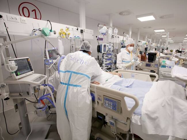 Equipo médico asiste a pacientes internados con covid-19 en un hospital de Bari
