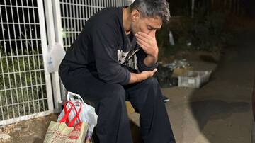 FOTOS. Sentado en la calle con dos bolsas: Así fue la salida de Jorge Valdivia desde la cárcel tras tenso retraso