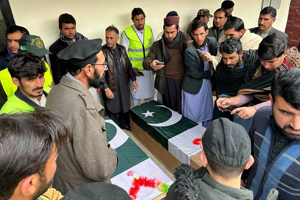 El régimen talibán informó de dos ataques en el territorio de Pakistán, donde deja ocho personas muertas en la zona fronteriza con Afganistán.