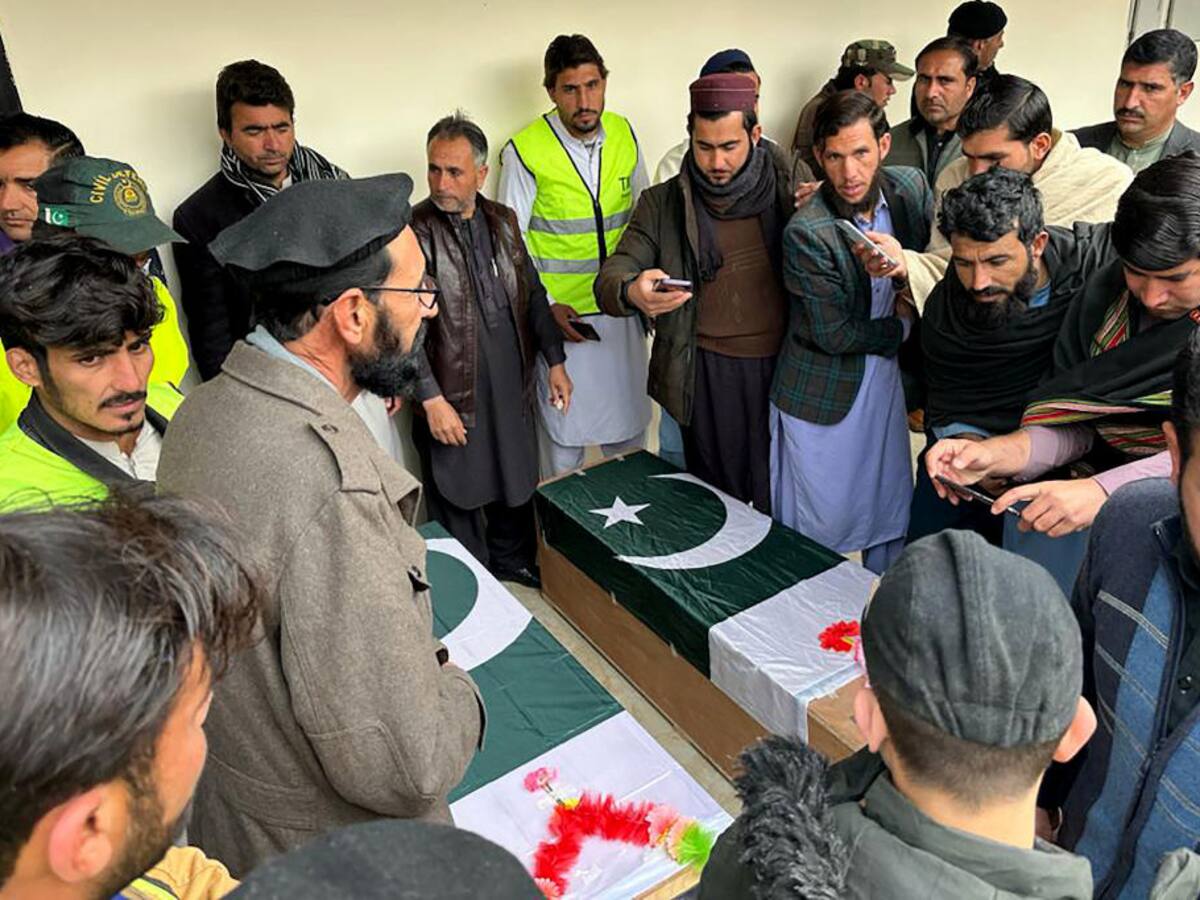 Talibanes aseguran que atacaron recintos militares de Pakistán en la zona fronteriza