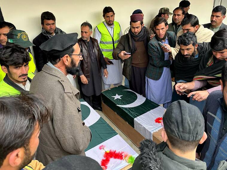 El régimen talibán informó de dos ataques en el territorio de Pakistán, donde deja ocho personas muertas en la zona fronteriza con Afganistán.