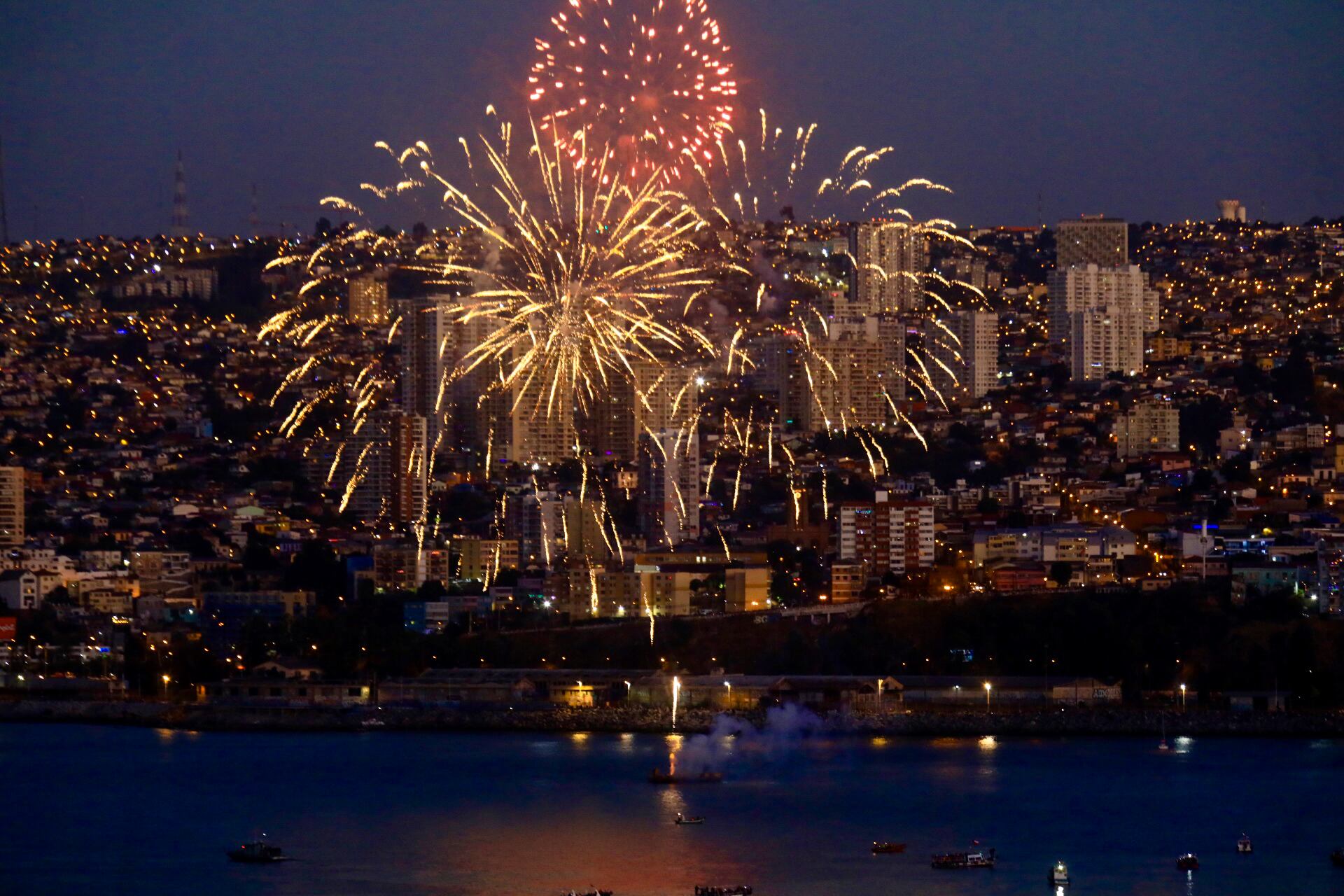 En el puerto de Valparaíso se realizó la prueba de fuegos artificiales, correspondientes al espectáculo pirotécnico de año nuevo 2026.