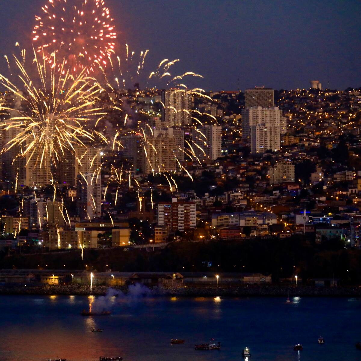 Listado completo de comunas de Chile que tendrán fuegos artificiales y shows de drones para el Año Nuevo 2026