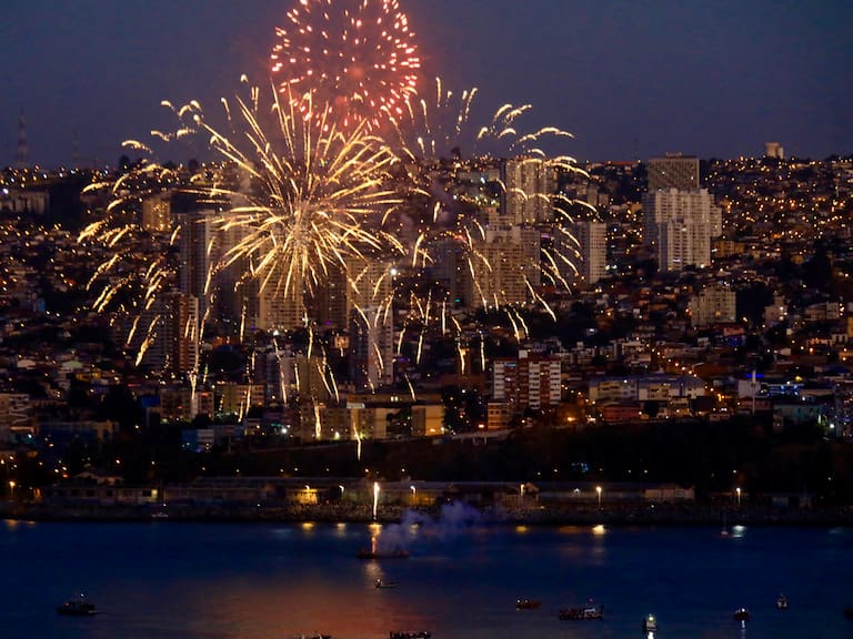 En el puerto de Valparaíso se realizó la prueba de fuegos artificiales, correspondientes al espectáculo pirotécnico de año nuevo 2026.