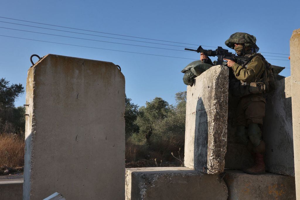 Soldado de Israel apunta su arma en un punto cerca de Jenin en Cisjordania
