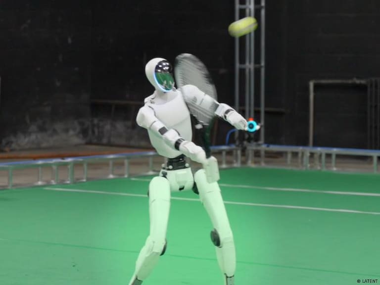 Ni Elon Musk lo podía creer: Robot humanoide chino aprende a jugar tenis en 5 horas con gran eficacia y precisión