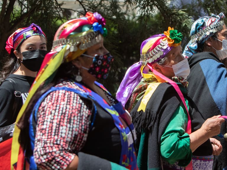 18 de Enero de 2022/SANTIAGOComitiva Mapuche Lafkenche llega a la Convención Constitucional para entregar a la Mesa directiva 13 propuestas de norma constitucional, las cuales se sumarán otras dos ya publicadas, las cuales serán debatidas por la Convención
FOTO: LUKAS SOLIS/AGENCIA UNO