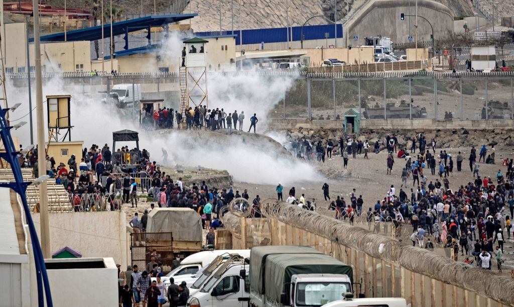 Militares lanzan gases a migrantes que intentan cruzar a España