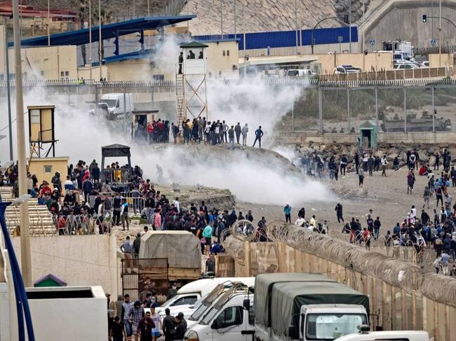 Militares lanzan gases a migrantes que intentan cruzar a España