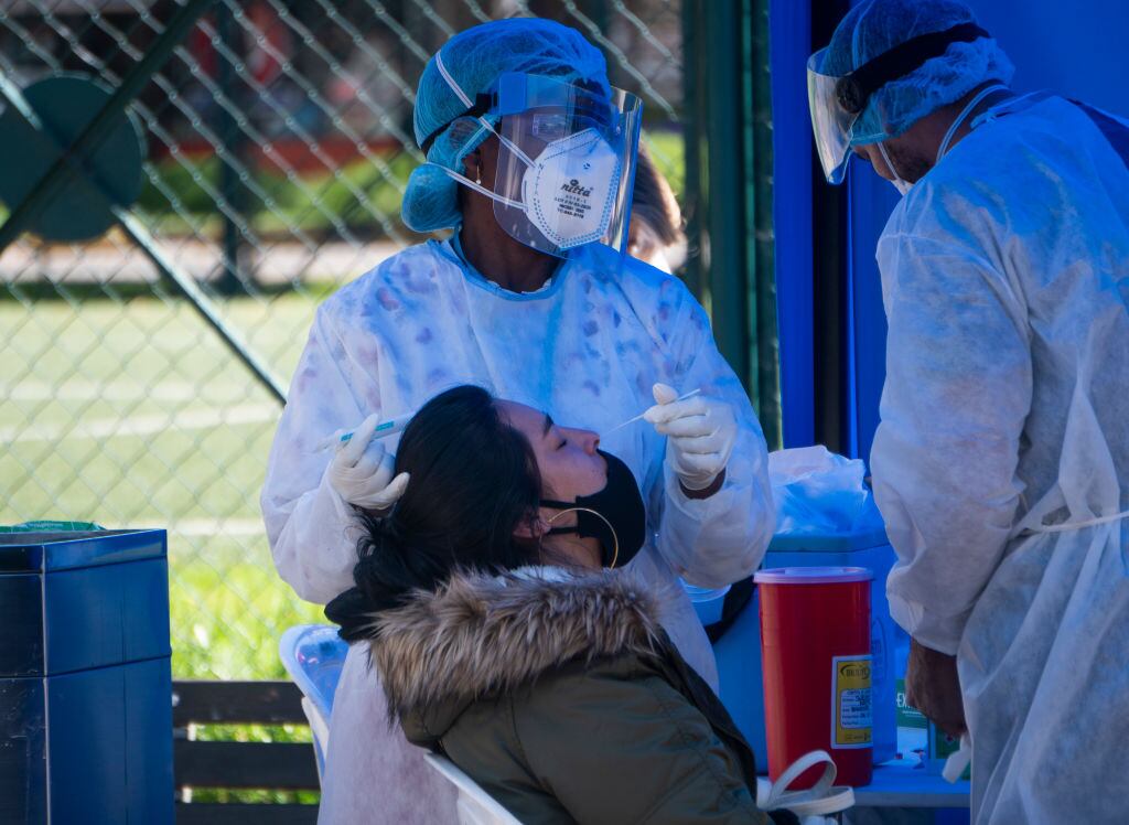 Trabajadora de la salud realiza un examen del Covid-19 en Colombia
