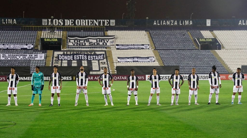 LIMA, PERU - SEPTEMBER 30: Players of Alianza Lima pose for pictures before a Copa CONMEBOL Libertadores 2020 group F match between Alianza Lima and Estudiantes de Mérida at Estadio Alejandro Villanueva on September 30, 2020 in Lima, Peru. (Photo by Paolo Aguilar - Pool/Getty Images)