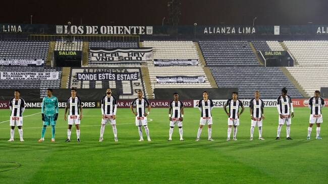 LIMA, PERU - SEPTEMBER 30: Players of Alianza Lima pose for pictures before a Copa CONMEBOL Libertadores 2020 group F match between Alianza Lima and Estudiantes de Mérida at Estadio Alejandro Villanueva on September 30, 2020 in Lima, Peru. (Photo by Paolo Aguilar - Pool/Getty Images)