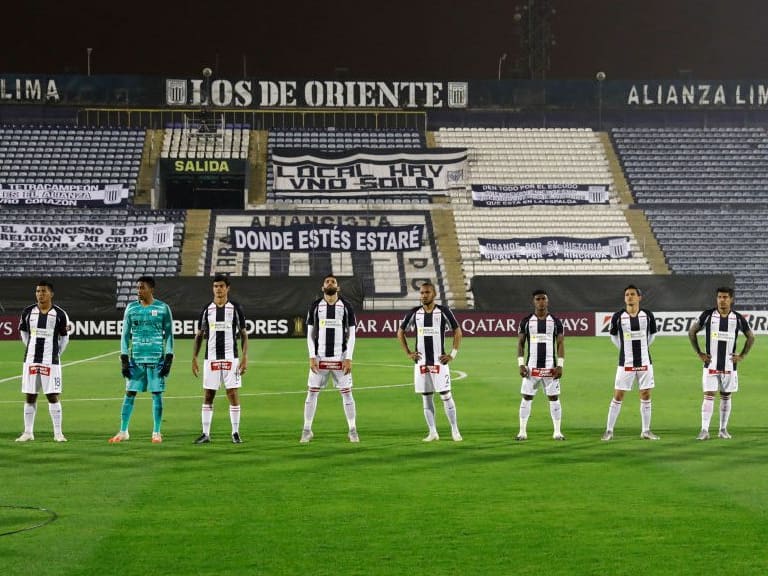 LIMA, PERU - SEPTEMBER 30: Players of Alianza Lima pose for pictures before a Copa CONMEBOL Libertadores 2020 group F match between Alianza Lima and Estudiantes de Mérida at Estadio Alejandro Villanueva on September 30, 2020 in Lima, Peru. (Photo by Paolo Aguilar - Pool/Getty Images)