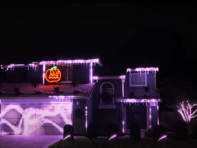 Estadounidenses decoraron su casa por Halloween y las luces se sincronizan con «Enter Sandman» de Metallica