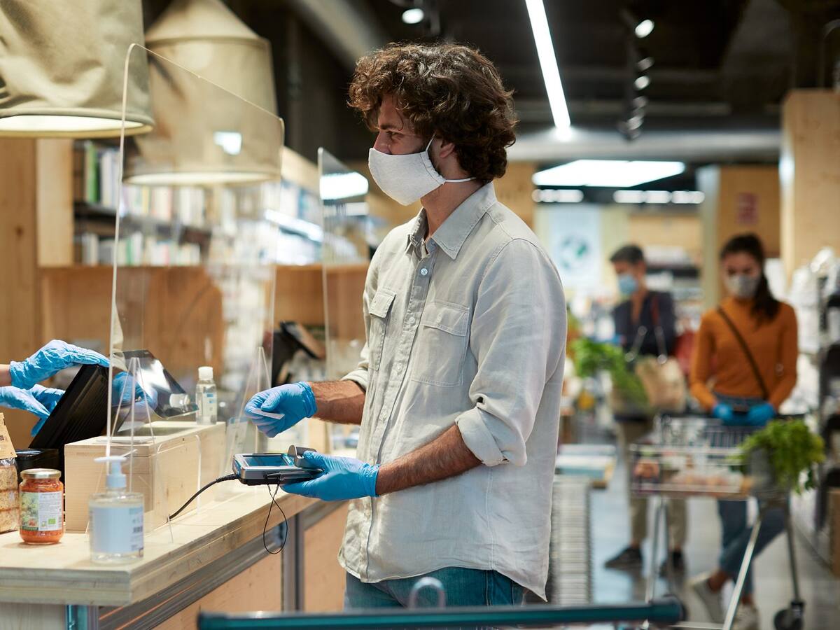 ¿Cuánto peligro hay en hablar y cantar? Científicos diseñaron modelo que muestra las acciones con más probabilidades de contagiar el Covid-19