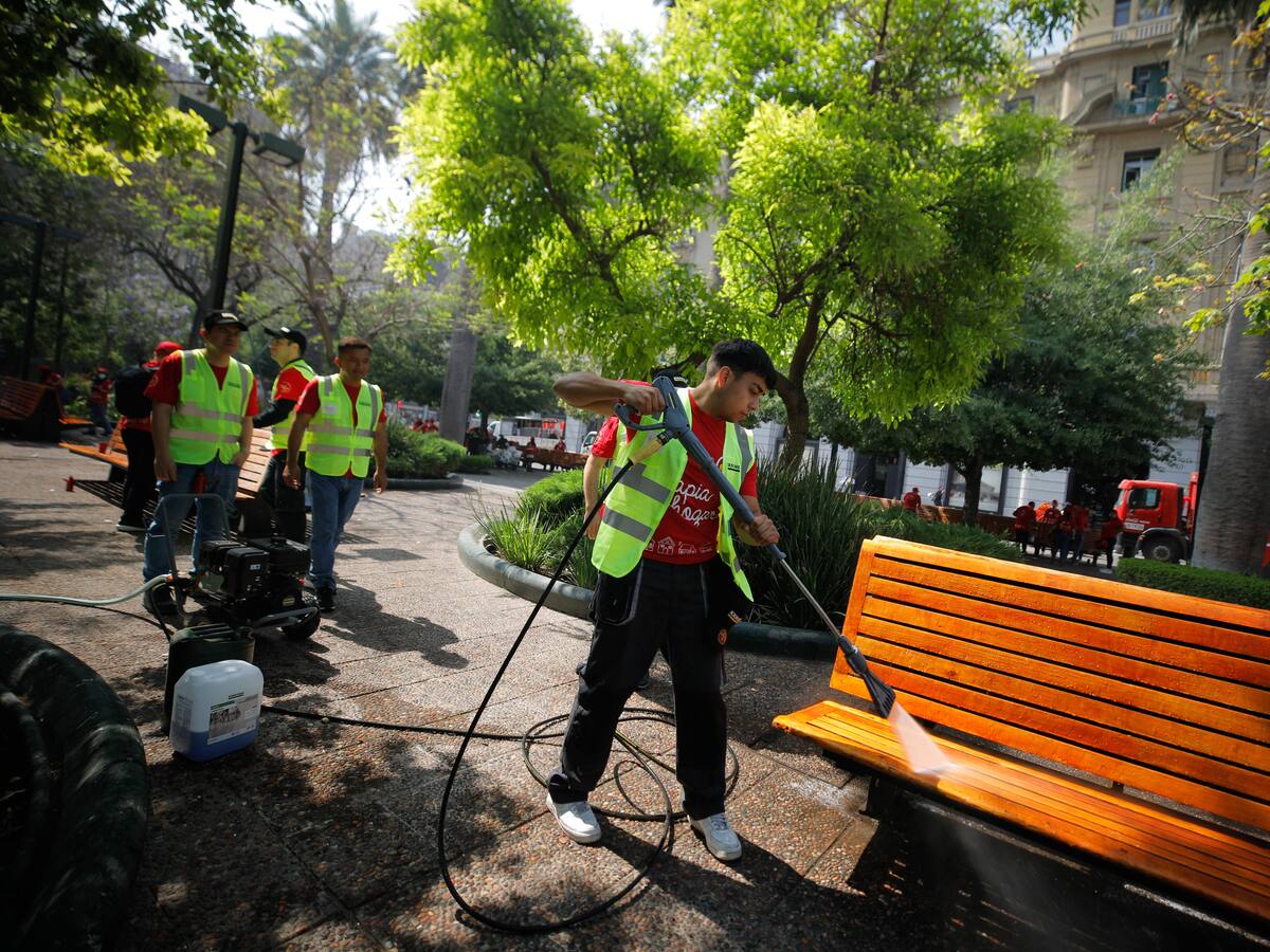 Municipalidad de Santiago lidera masiva limpieza en Plaza de Armas junto a más de 250 voluntarios
