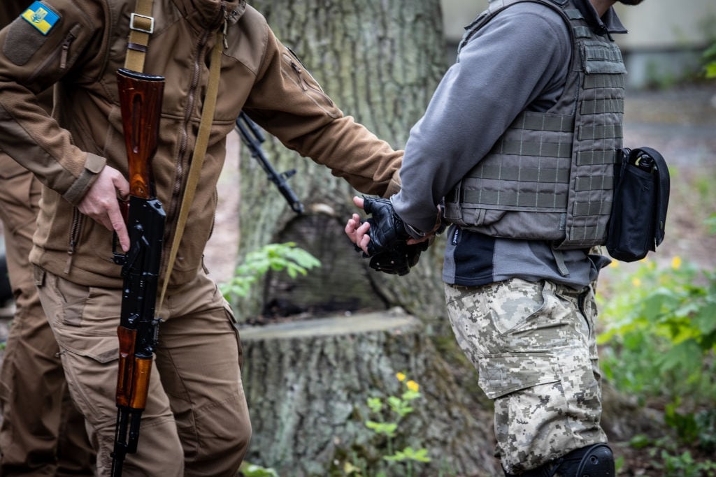 Soldado de Ucrania ensaya la entrega de prisioneros en la región de Kiev