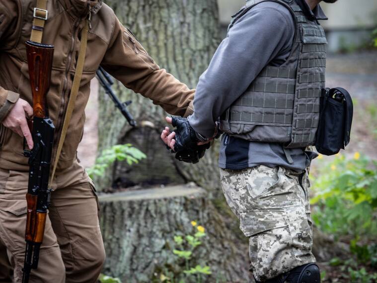 Soldado de Ucrania ensaya la entrega de prisioneros en la región de Kiev