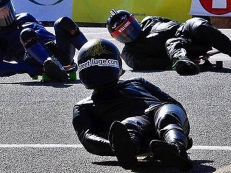 Atleta de 58 años rompió record mundial de velocidad en trineo de asfalto