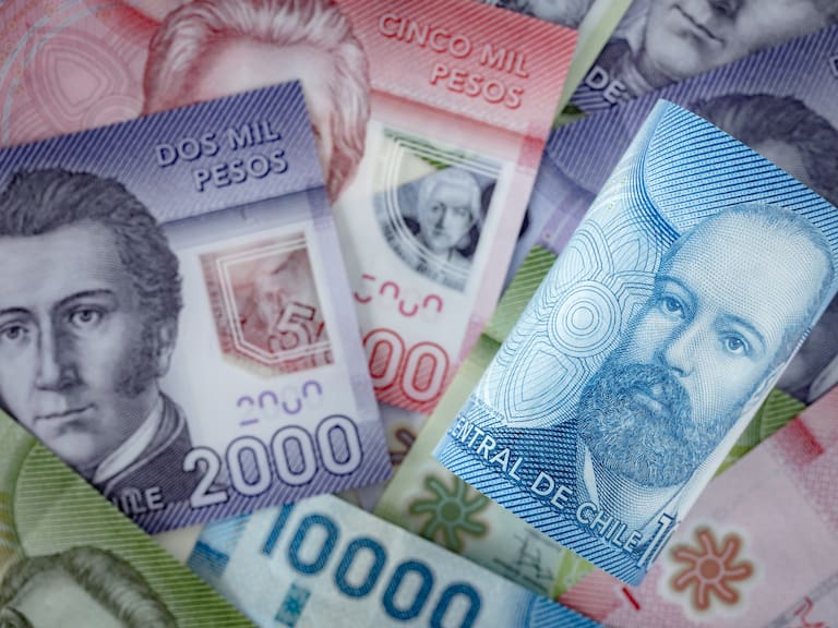 Chilean money, pesos, Lying on the table