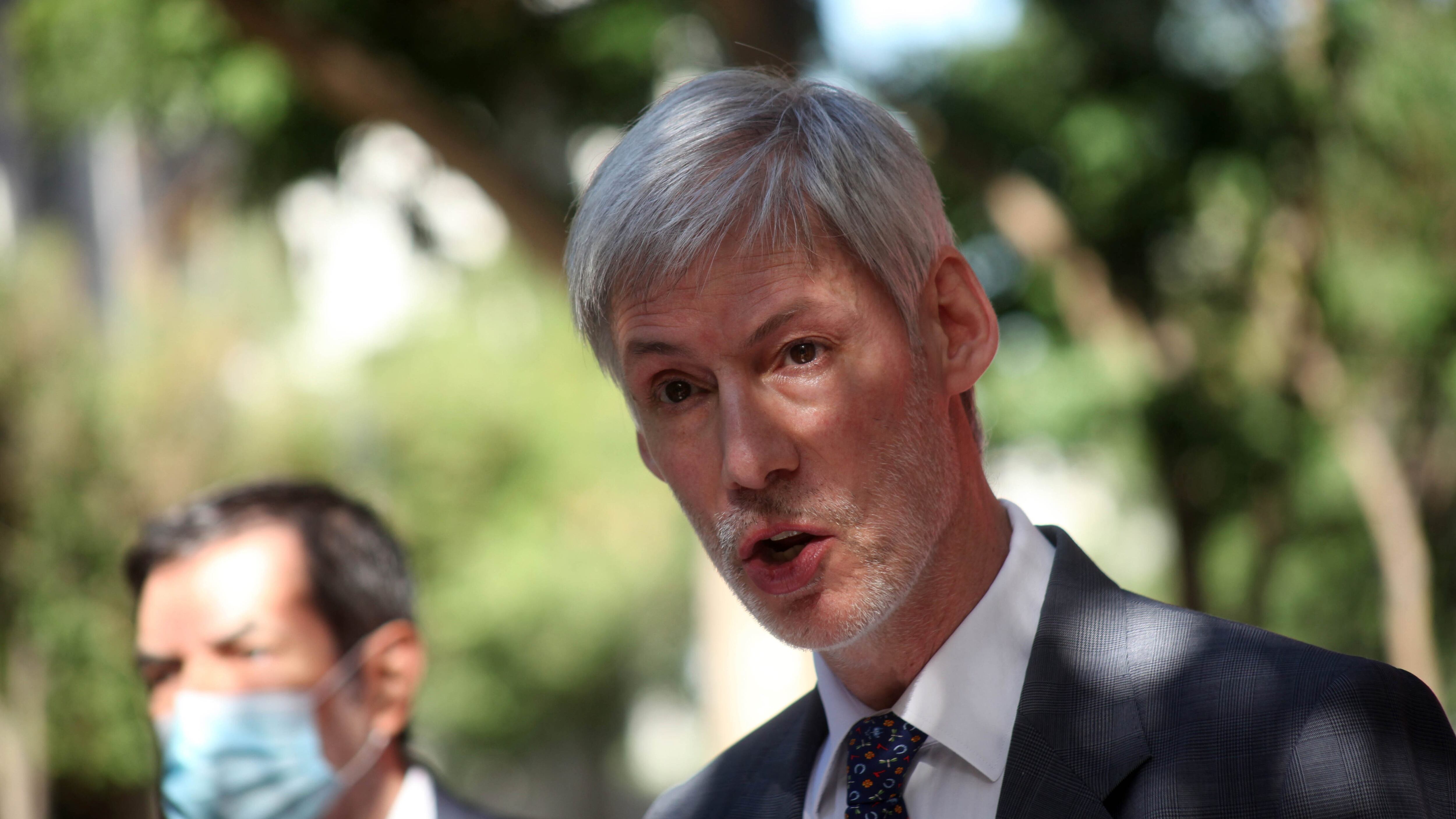 17 DE DICIEMBRE DE 2020/SANTIAGO
El presidente del Consejo Directivo de Servel, Patricio Santamaría, en conjunto con el director nacional del Servicio Electoral, Raúl García, donde se informa sobre las Elecciones de Convencionales Constituyentes del próximo 11 de abril de 2021 y el sistema de patrocinios en línea, a las afueras del SERVEL, ubicado en calle Esmeralda, Santiago.
FOTO: AILEN DÍAZ/AGENCIAUNO