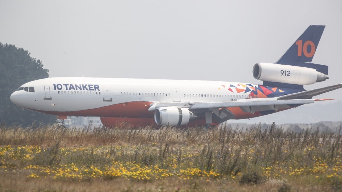 Llega el avión 10 Tanker desde Estados Unidos para combatir los incendios forestales en la región del biobio al aeropuerto Carriel Sur de Talcahuano.