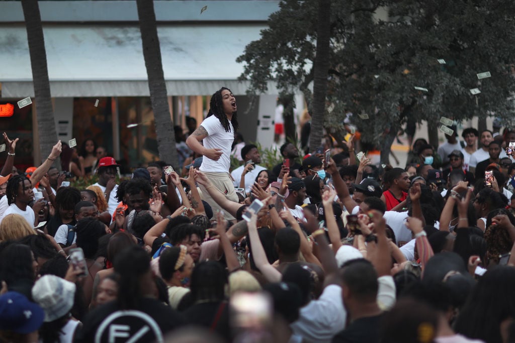 Masivas fiestas y peleas en las playas y calles de Miami pese al Covid-19