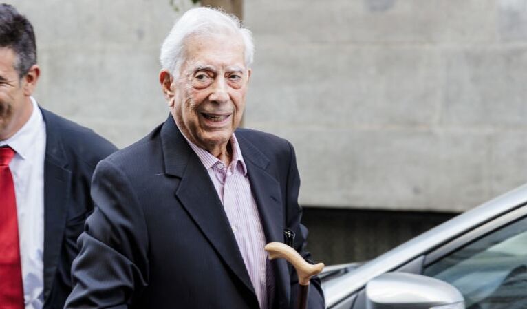Mario Vargas Llosa hospitalizado por covid-19