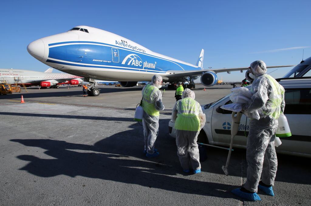 Equipos especiales desinfectan aviones y aeropuertos en Rusia