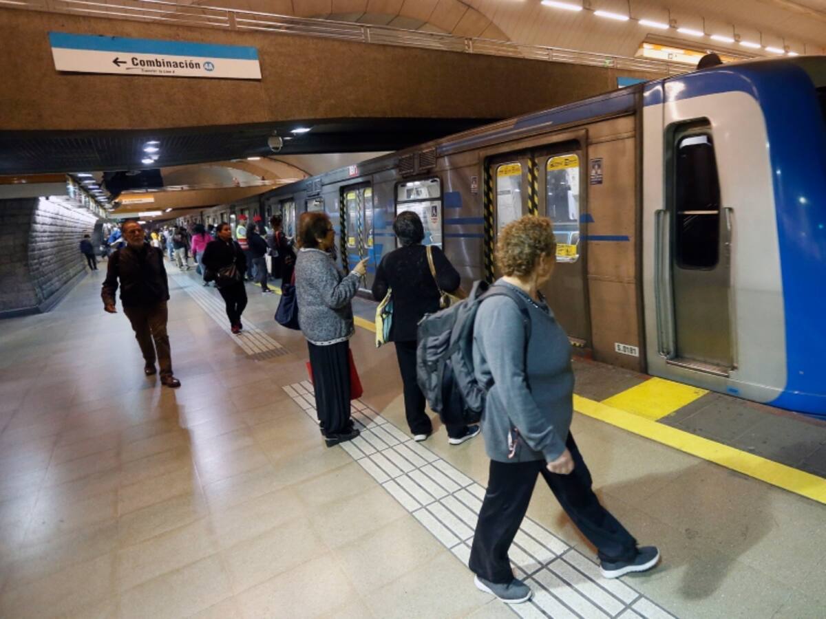 Metro de Santiago reporta que combinación en estación La Cisterna se encuentra habilitada