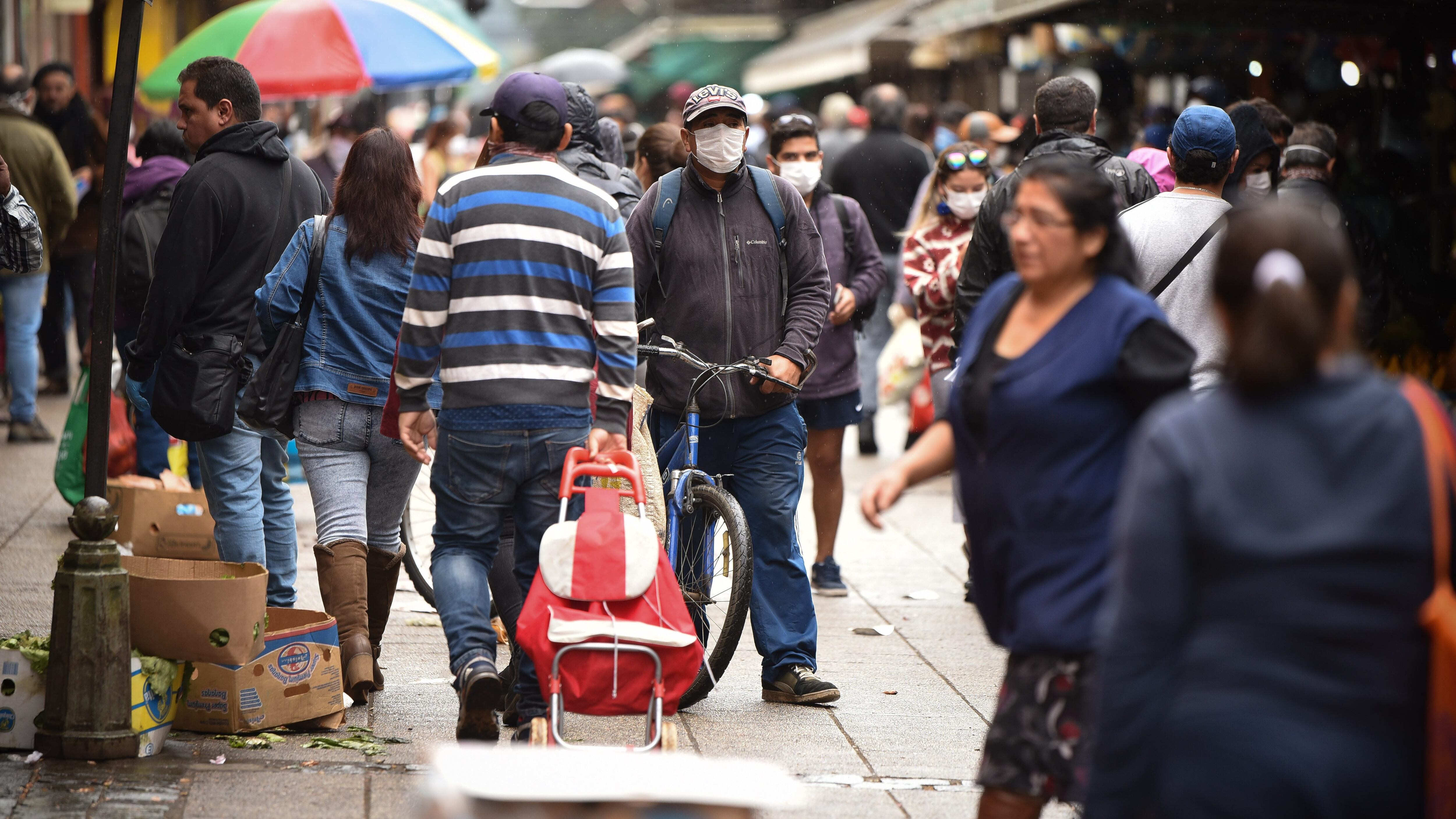 28 DE MARZO 2020 / TEMUCO
Temuquenses salen en masa a realizar compras a la Feria Pinto a horas del inicio de la cuarentena total para Temuco y Padre Las Casas
Foto: Marcos Maldonado/AgenciaUno