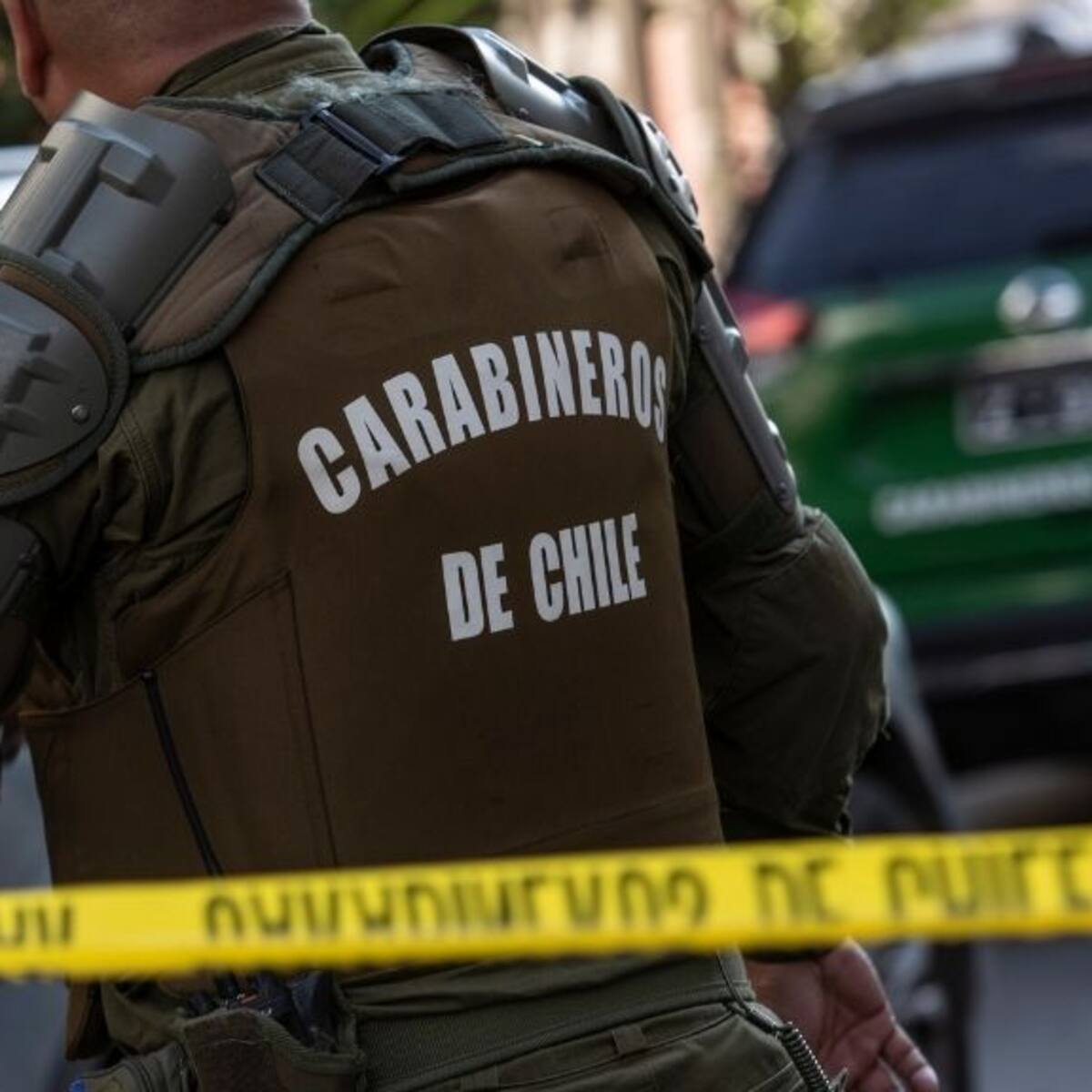 Carabineros busca a conductor que intentó atropellarlos en fiscalización en Santiago: estaría baleado