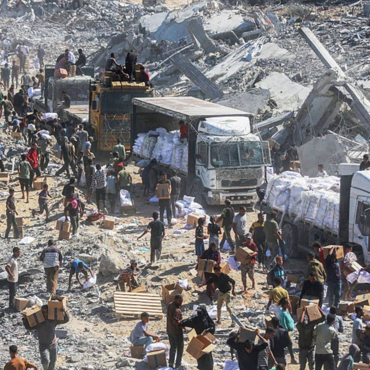 Cientos de camiones con ayuda humanitaria comienzan a entrar en Gaza desde Egipto