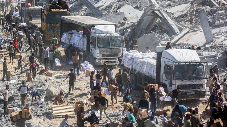 Cientos de camiones con ayuda humanitaria comienzan a entrar en Gaza desde Egipto