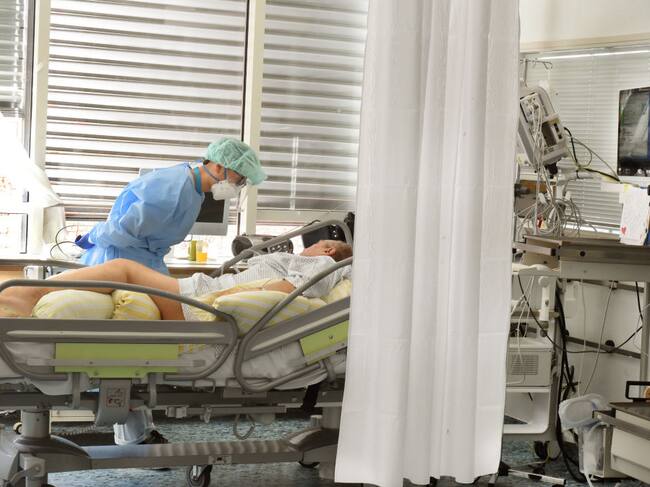 Trabajadores de la salud cuidan a pacientes Covid-19 en un hospital de Leipzig